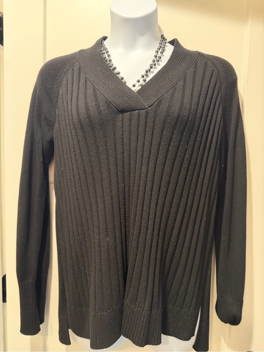 White House Black Market Black Ribbed V‑Neck Sweater xl